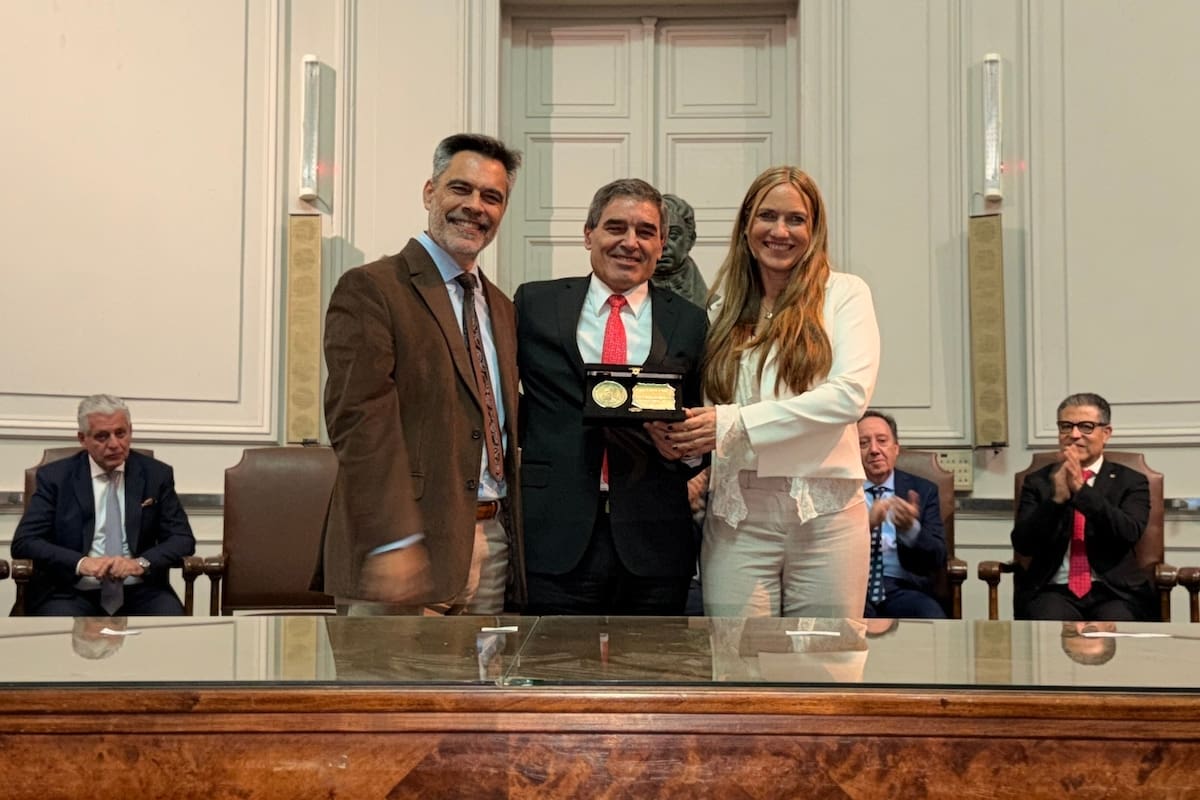 La entrega del premio al ministro Fernán Quirós
