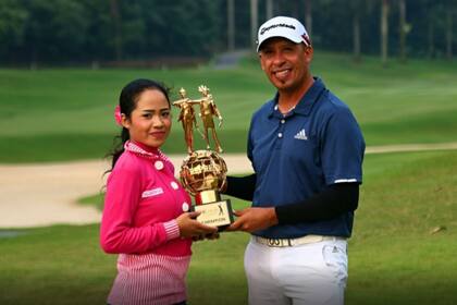 La entrega del trofeo en Indonesia; su objetivo está puesto ahora en el Japan Tour