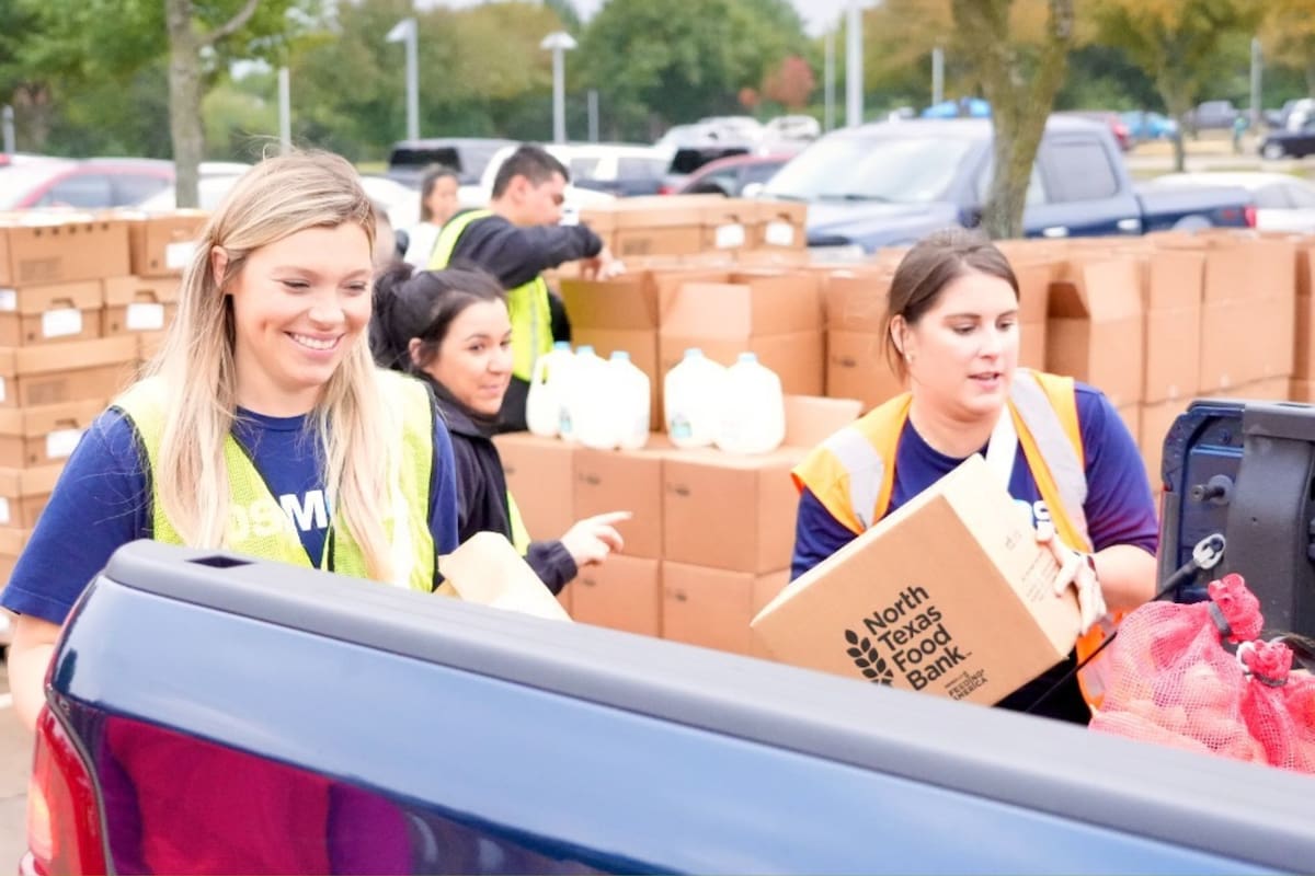 La entrega está a cargo de la organización North Texas Food Bank (NTFB) que ofrece despensas móviles al norte del estado