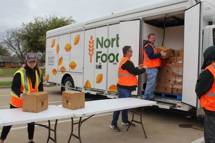 La entrega está a cargo de la organización North Texas Food Bank (NTFB) que ofrece despensas móviles al norte del estado