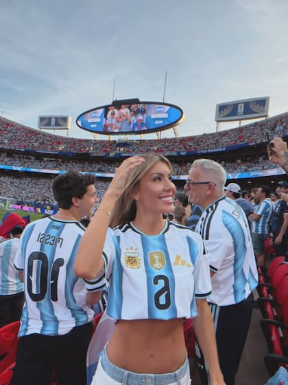 La entrerriana Muriel López Benítez, que supo bailar en las comparsas cada verano, es la mujer de Lisandro López, a quien también acompañó en Qatar 2022