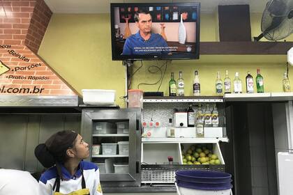 La entrevista a Bolsonaro, seguida en un bar de San Pablo