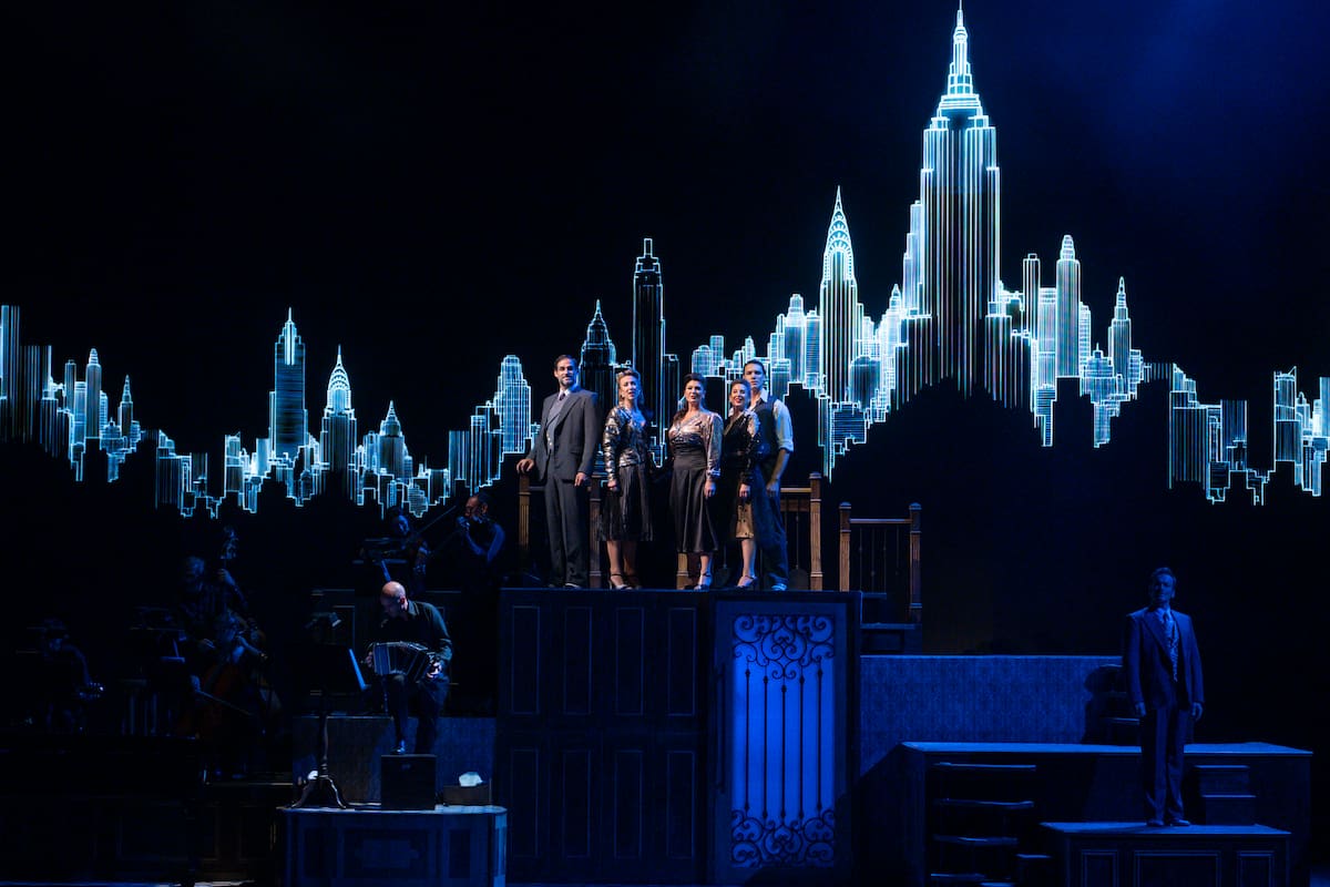 La envergadura de la producción convive con la belleza y majestuosidad del Teatro Colón