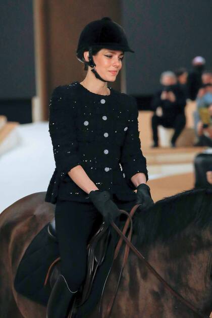 La épica entrada de Charlotte en el desfile de Chanel.