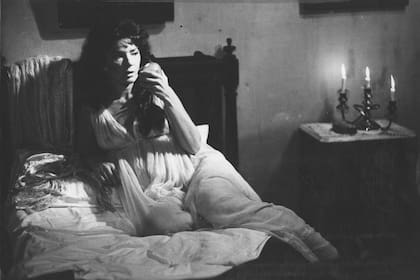 La epidemia que diezmó a la población de Buenos Aires en el siglo XIX, fue llevada al cine. "Fiebre amarilla" se estrenó en marzo de 1982. En la imagen su protagonista, Graciela Borges.