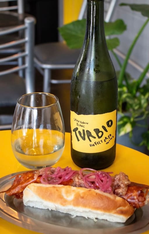 La era de los panchos gourmet: salchichas de elaboración artesanal y aderezos gourmet le dan nueva vida a esta comida popular.