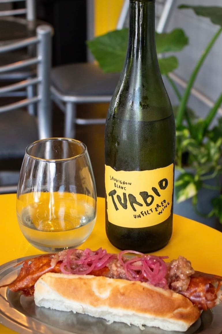 La era de los panchos gourmet: salchichas de elaboración artesanal y aderezos gourmet le dan nueva vida a esta comida popular.