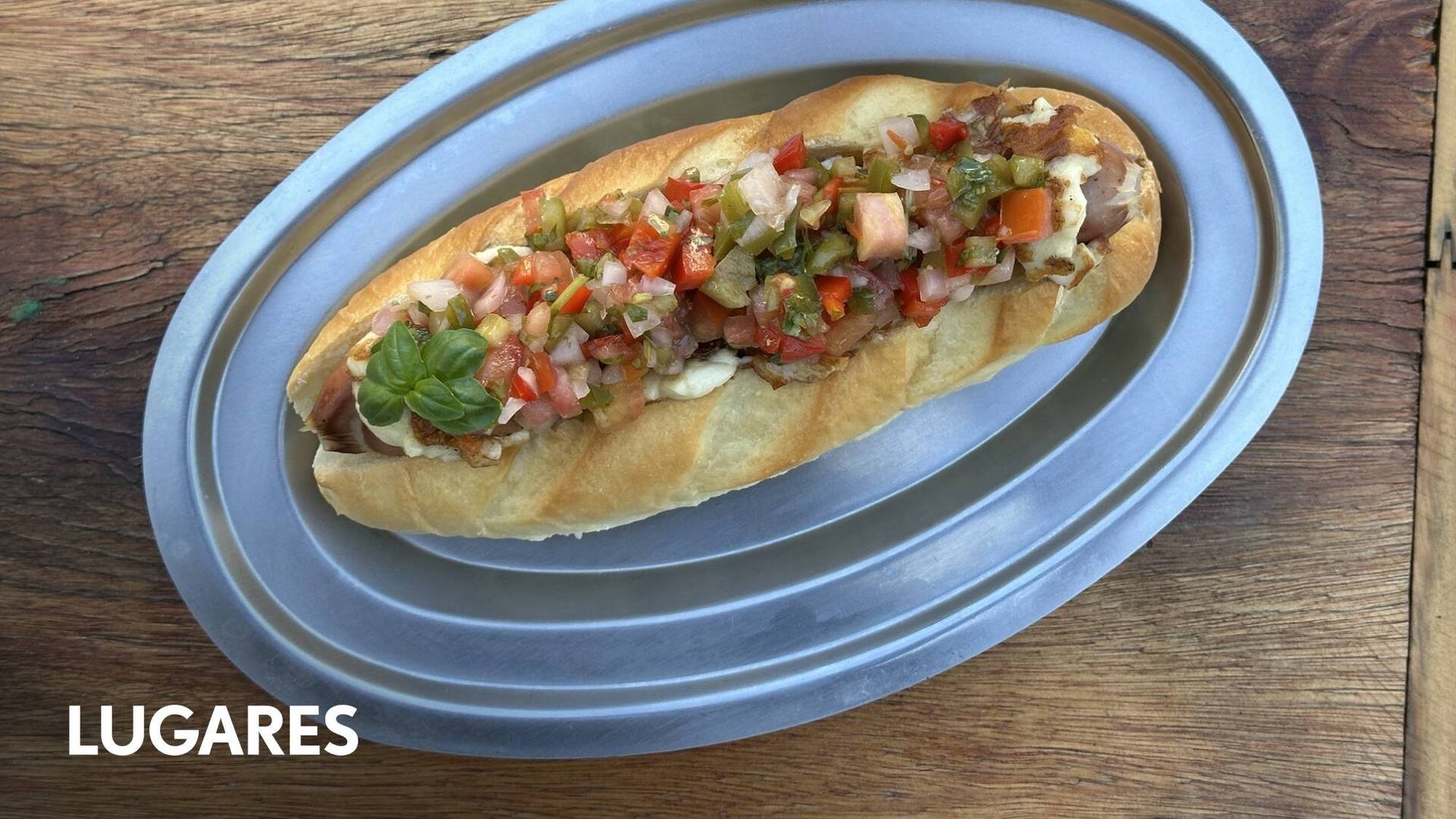 La era de los panchos gourmet: salchichas de elaboración artesanal y aderezos gourmet le dan nueva vida a esta comida popular.