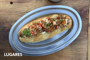 La era de los panchos gourmet: salchichas de elaboración artesanal y aderezos gourmet le dan nueva vida a esta comida popular.
