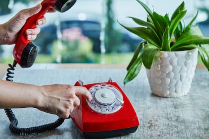 La era de los teléfonos fijos (y a disco). Crédito: Freepik