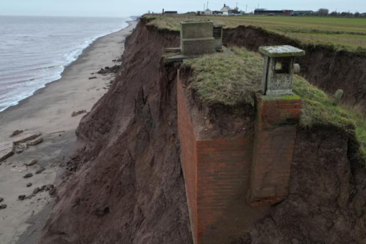 La erosión costera ha dejado a la construcción de la época de la Guerra Fría a punto de colapsar