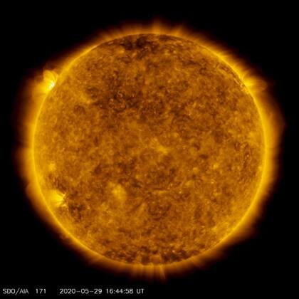 La erupción solar se puede ver al costado superior izquierdo de la imagen. Fuente: NASA/Solar Dynamics Observatory/Joy Ng