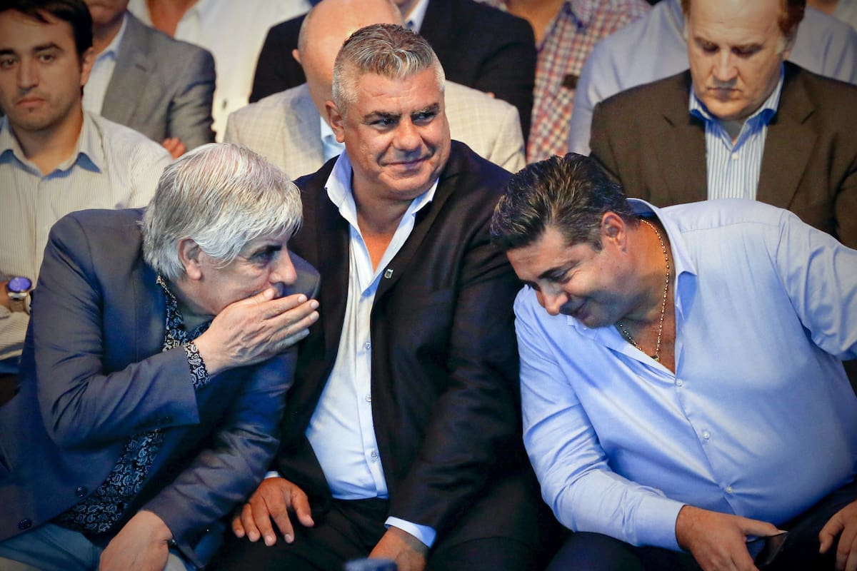 La escalada del enfrentamiento pone en riesgo el acuerdoque sellaron en 2015 para impedir que Tinelli llegue a la AFA La relación ya no tiene retorno tras la reconciliación del jefe camionero con Cristina Kirchner y la multa millonaria que el Gobierno le impusoa su gremio por incumplir una conciliac