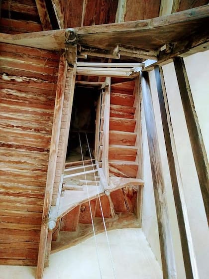 La escalera al campanario es angosta y dicen que, aun con 110 años, soporta dos campanas gigantescas