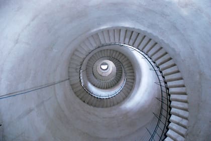 La escalera caracol que asciende a la punta del faro centenario tiene 279 escalones