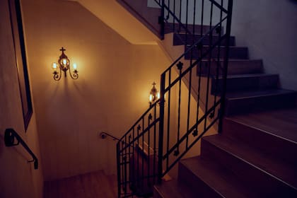 La escalera central de la casona se destaca al pasar de piso en piso, aunque para el trabajo se habilitaron ascensores