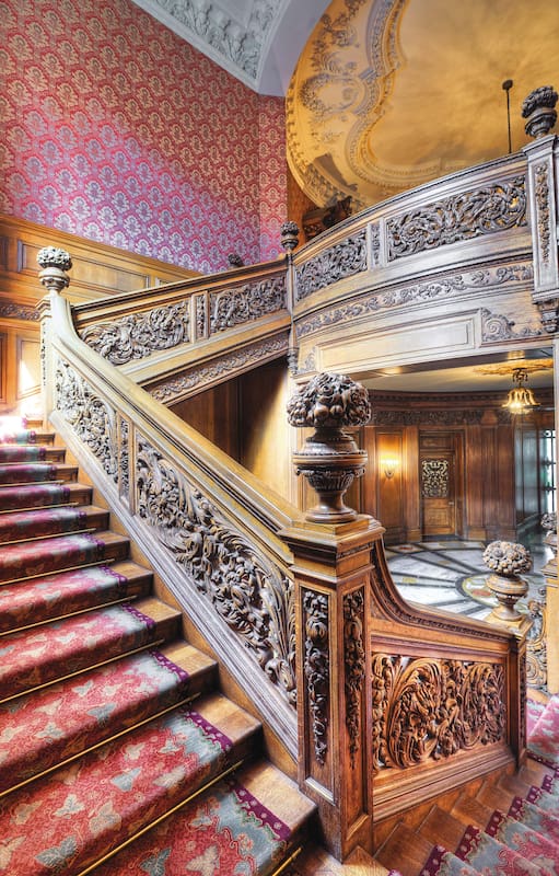 La escalera de honor en el palacio Ortiz Basualdo.
