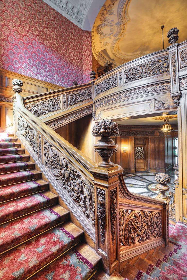 La escalera de honor en el palacio Ortiz Basualdo.