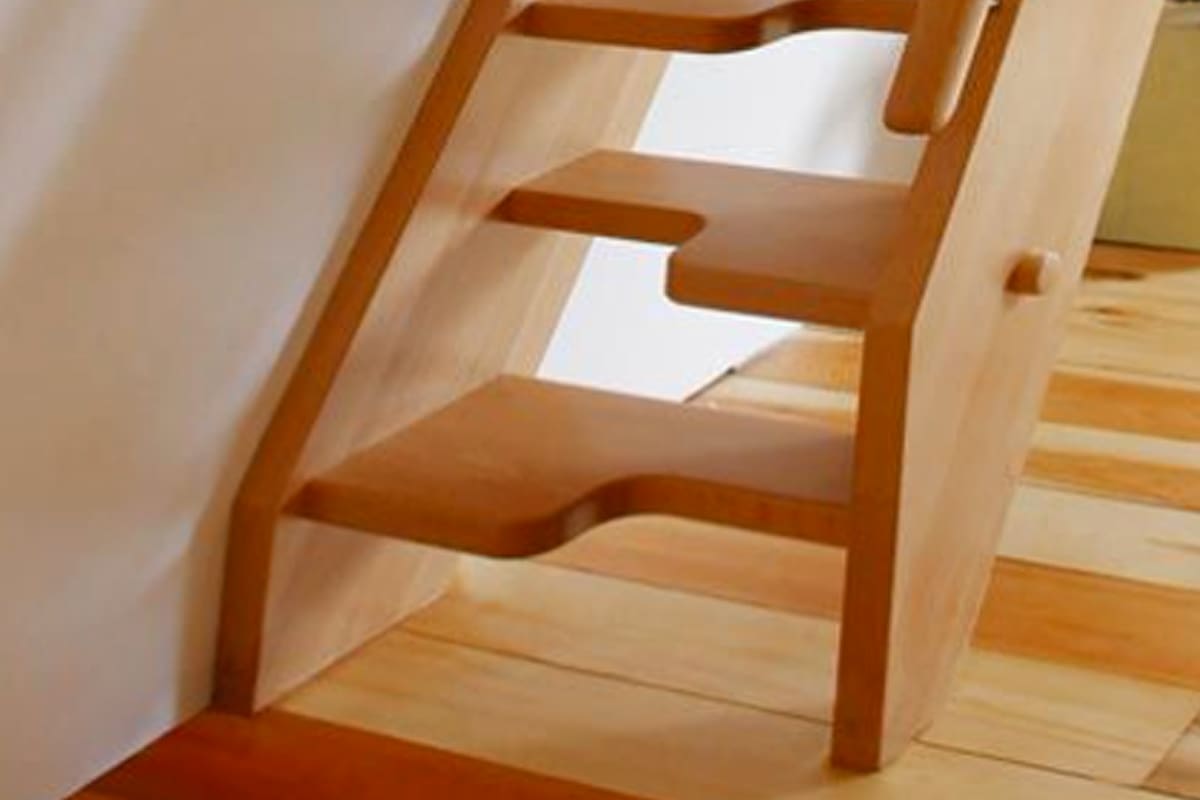 La escalera de pie derecho, una solución para viviendas verticales donde hay poco espacio
