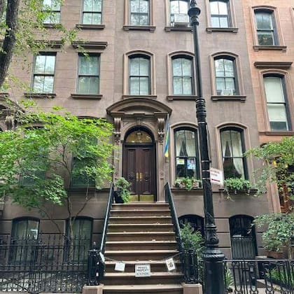 La escalera del edificio de Perry Street, en el West Village, que sirvió como fachada de la casa de Carrie Bradshaw en “Sex and the City” y una cadena no alcanza para impedir el ingreso de los fans