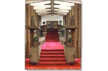 La escalera frontal conocida como "Otoko no Hanamichi" (Sendero Glorioso del Hombre), el acceso principal hacia el Despacho del Primer Ministro y la Sala del Gabinete