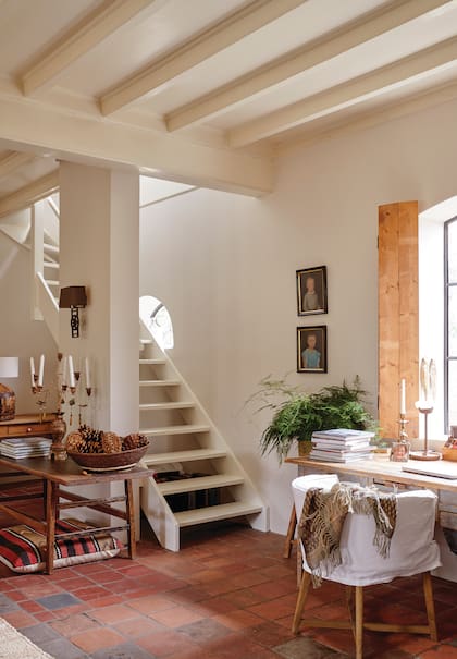 La escalera lleva a los cuartos.
