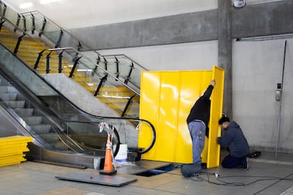 La escalera mecánica que falló el lunes permanece clausurada mientras se investigan las causas del desperfecto