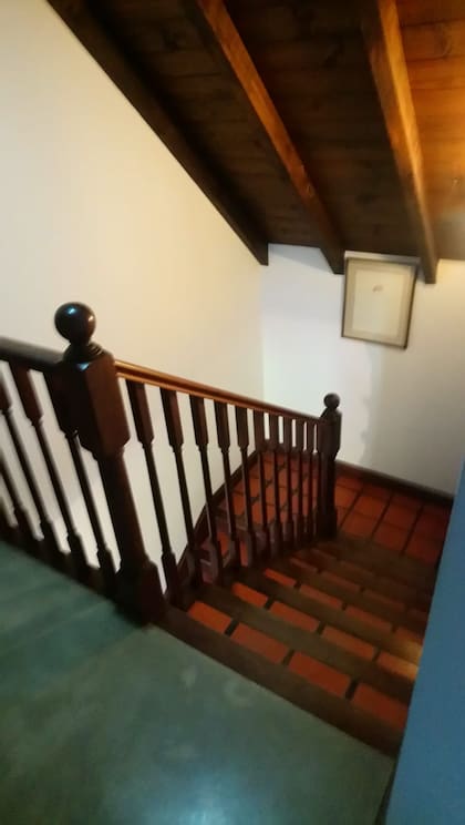 La escalera por donde se accede al primer piso. Por allí habría intentado huir María Marta al descubrir que había extraños en la casa.