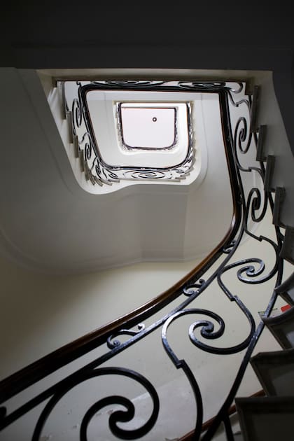 La escalera principal del edificio, con su maravillosa herrería original.