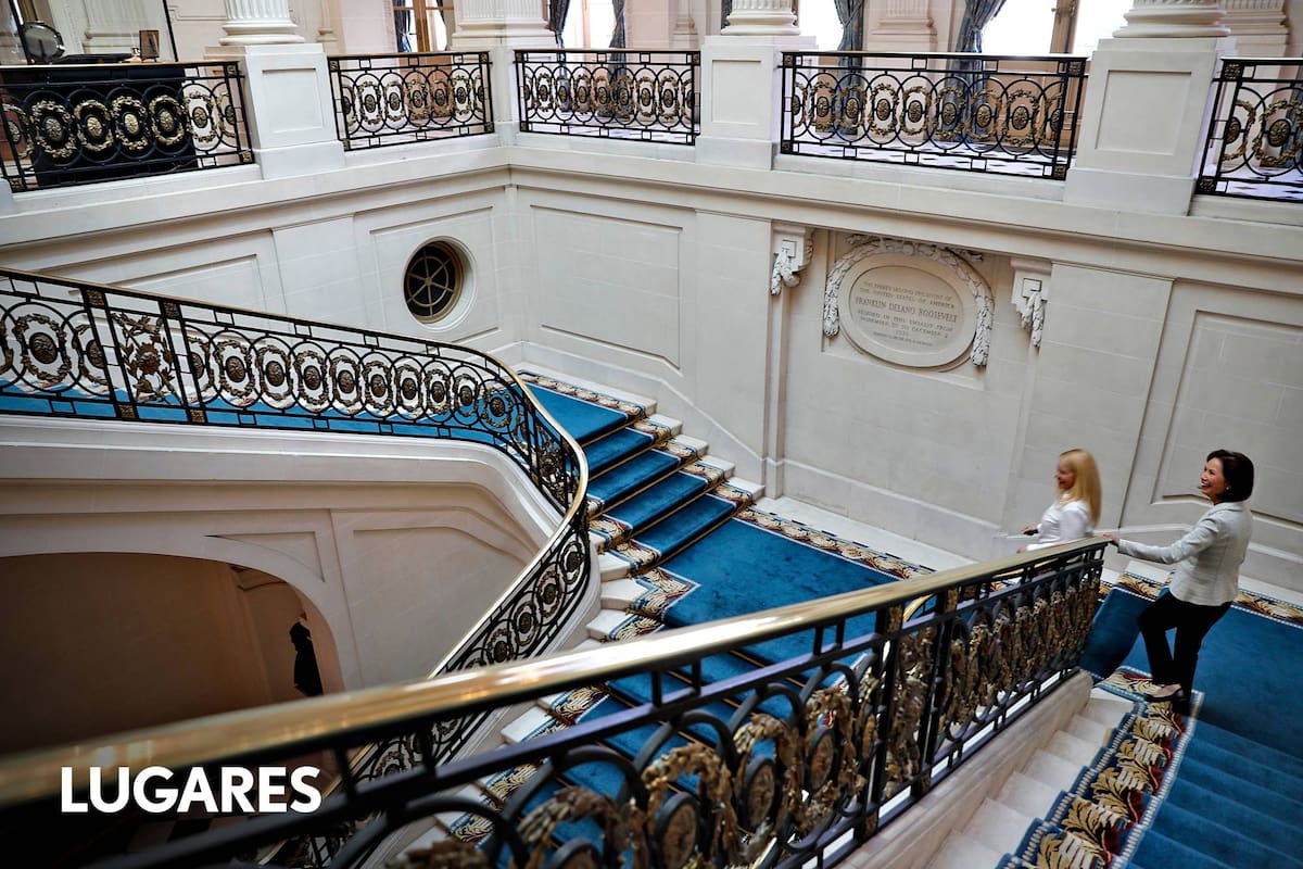 La escalera principal es uno de los espacios más imponentes de la residencia.