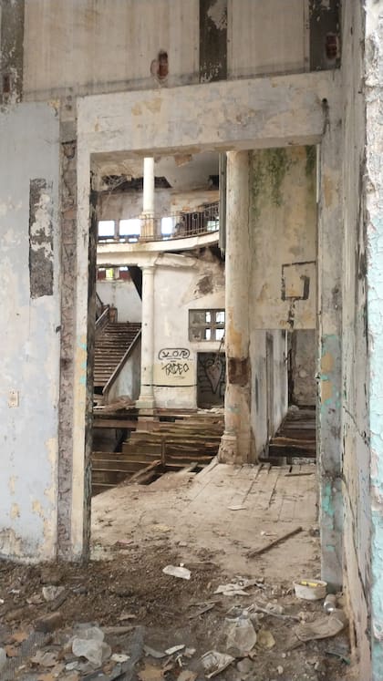 La escalera que da a la planta alta también está en ruinas, como todo el edificio; en los últimos años, a pesar de los proyectos, no hubo avances en la restauración