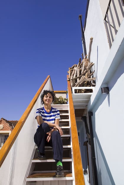 “La escalera se hizo con chapa desplegada, con peldaños y baranda de madera; es muy delicada”.