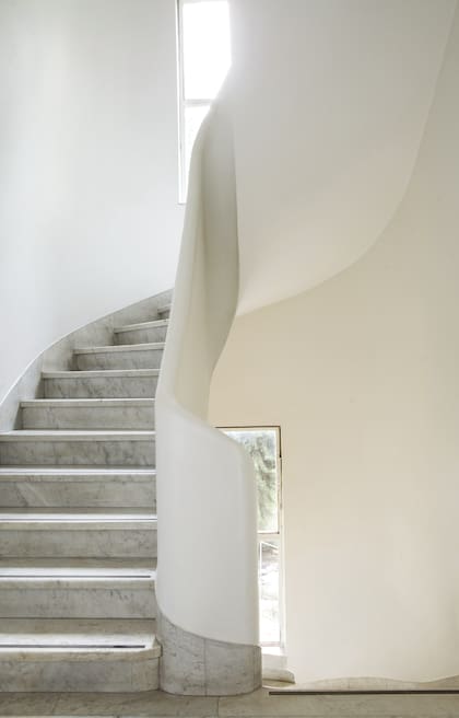 La escalera secundaria, discreta y maravillosa.