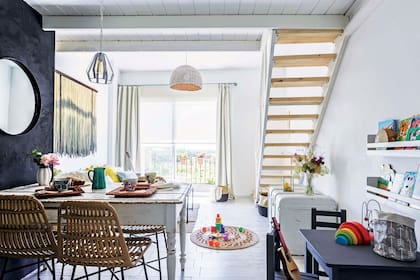 La escalera que incluyeron para conectar el espacio original con el entrepiso tiene estructura metálica para mayor levedad y escalones de madera para dar la justa calidez.