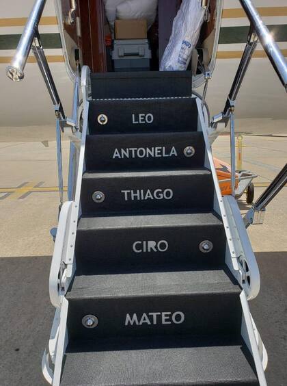 La escalera y el detalle: los nombres de toda la familia