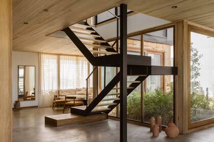 La escalera y el patio son el alma de la casa.