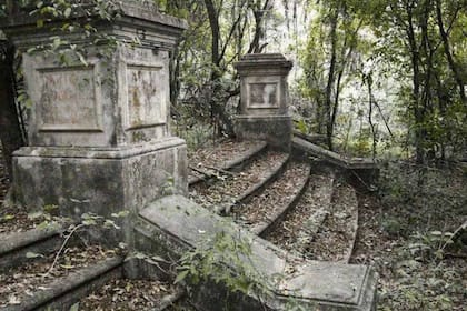 La escalinata del hotel sigue en pie, pero está completamente abandonada
