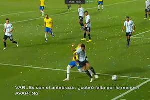 La escandalosa observación del VAR sobre la jugada en la que Nicolás Otamendi le dio un codazo a Rafinha