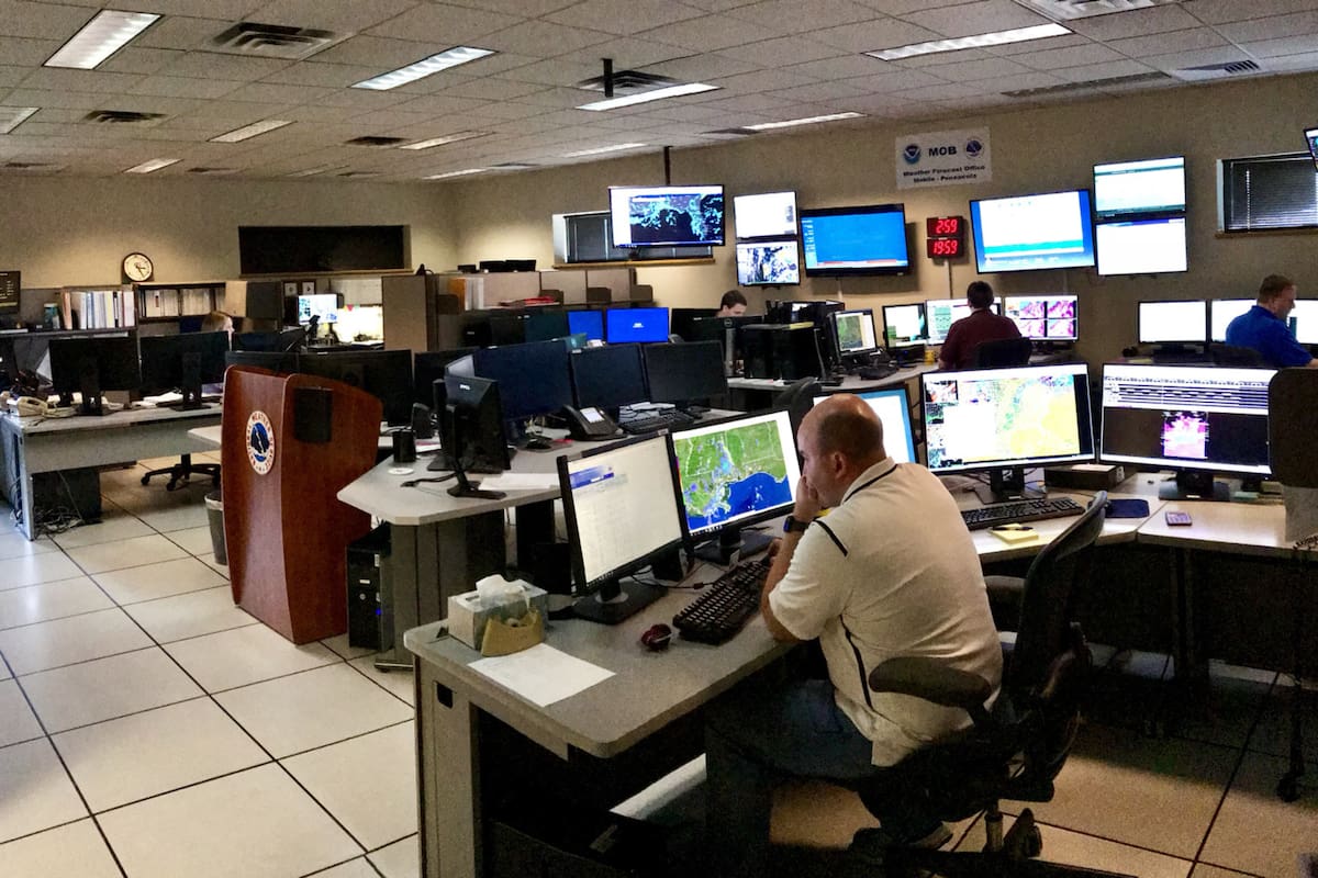 La escasez de personal en el NWS genera preocupación ante la cercanía de una temporada de huracanes que podría romper récords de actividad en el Atlántico