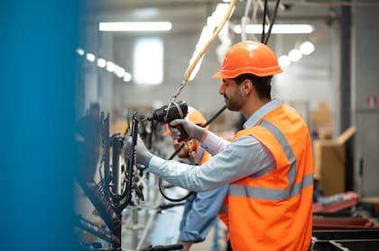 La escasez persistente de trabajadores calificados en muchos oficios especializados mantiene presión ascendente sobre los salarios