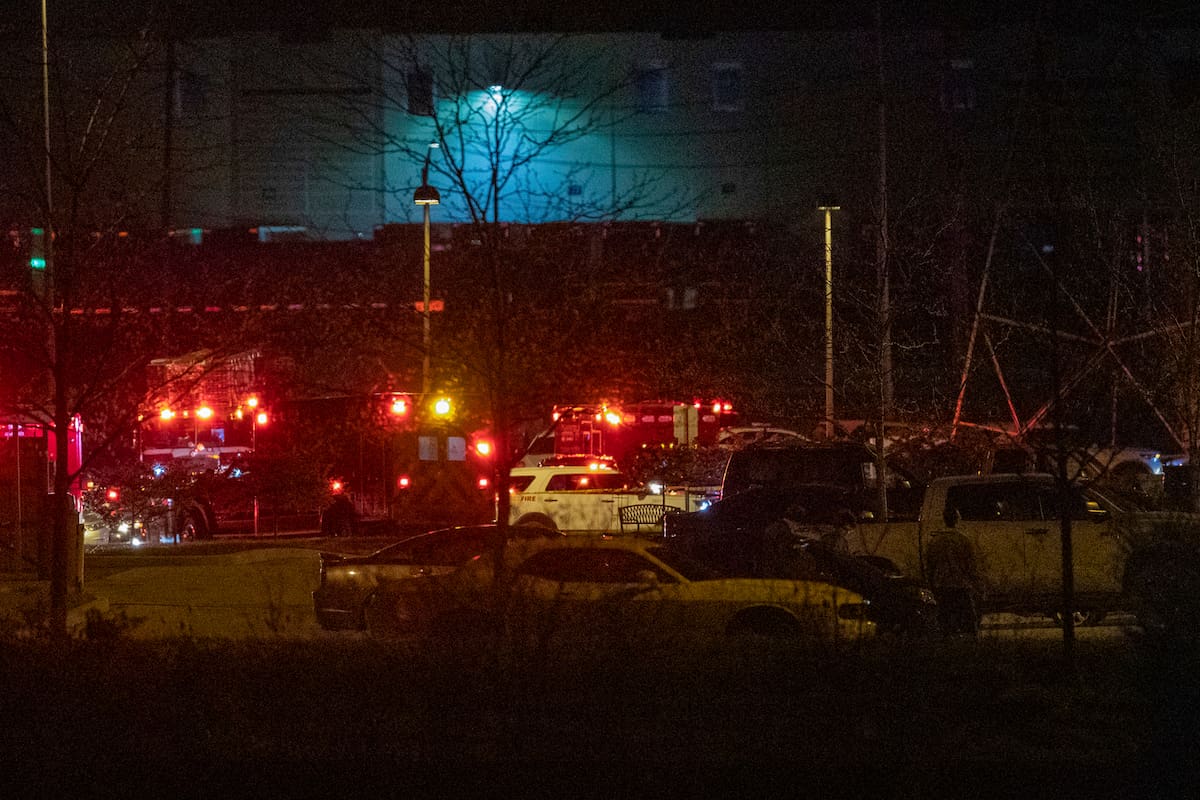 La escena afuera de una instalación de FedEx en Indianápolis, donde un hombre mato a 8 personas