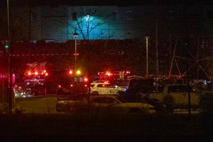 La escena afuera de una instalación de FedEx en Indianápolis, donde un hombre mato a 8 personas