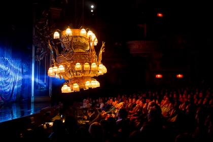 La escena cumbre del musical El fantasma de la ópera en el Majestic Theatre, de Nueva York, que este domingo baja definitivamente el telón en Broadway