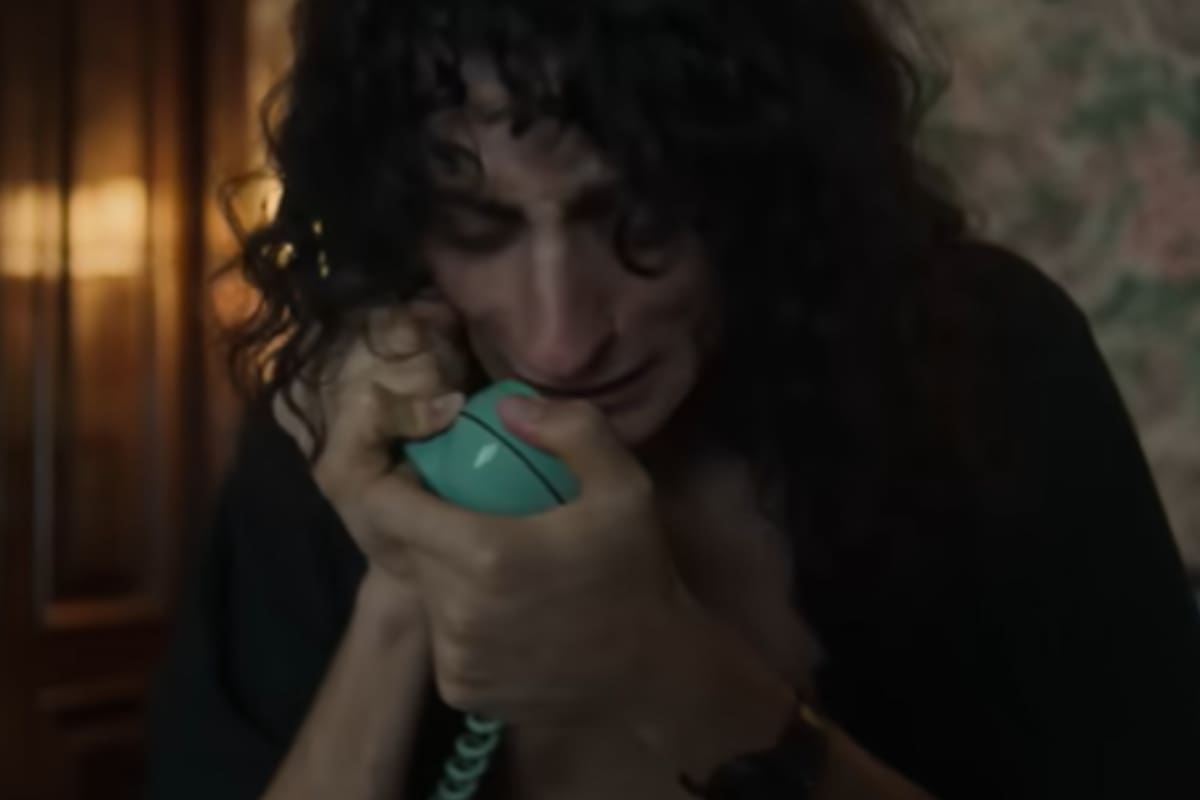 La escena de El amor después del amor, donde Fito Páez se entera del asesinato de su abuela (Foto: Captura / Netflix)