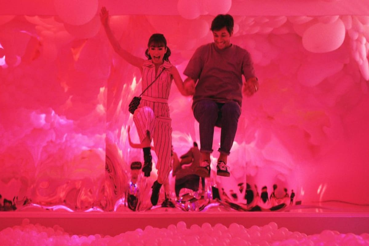 La escena de Emily in Paris en la cual la protagonista tiene una cita en la muestra Pop Air Balloon Museum