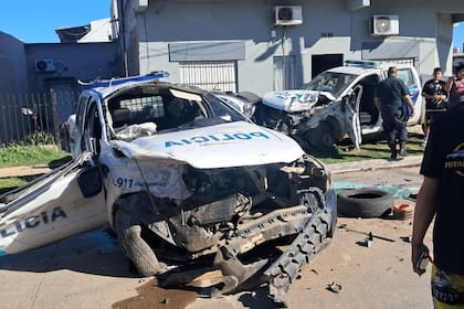 La escena del choque con personal policial y vecinos en la vereda; restos de piezas sobre el asfalto