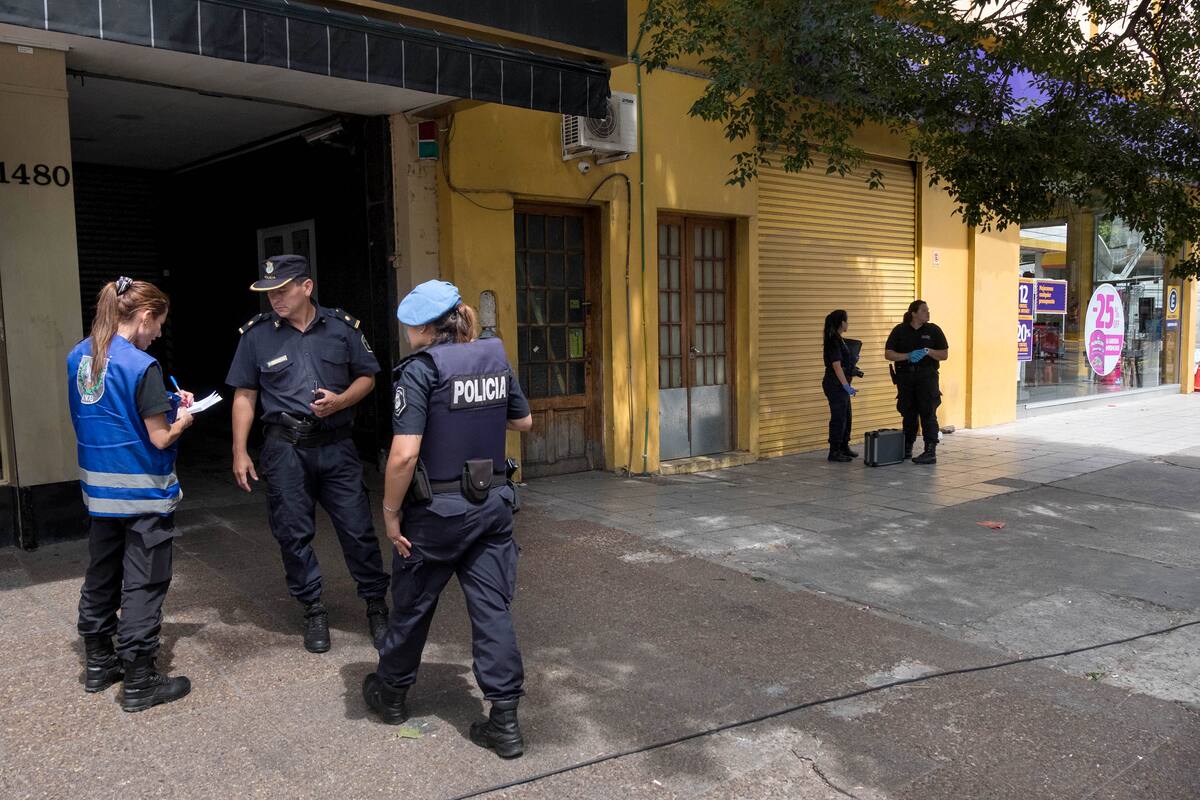 La escena del crimen del suboficial bonaerense Marcelo Acuña, asesinado durante el asalto a una financiera en Vicente López