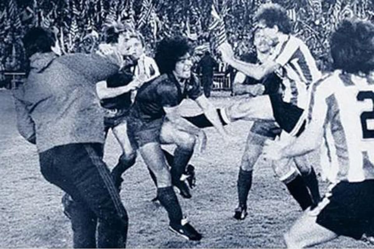La escena del final en la que se lo ve a Diego Maradona en el medio de los golpes
