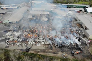 Bomberos inadvertidamente agravaron incendio en aserradero en Maine, dice informe