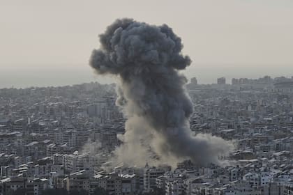 La escena después de un ataque en Dahiyeh, un suburbio al sur de Beirut, Líbano, el 27 de abril del 2025. (AP foto/Bilal Hussein)